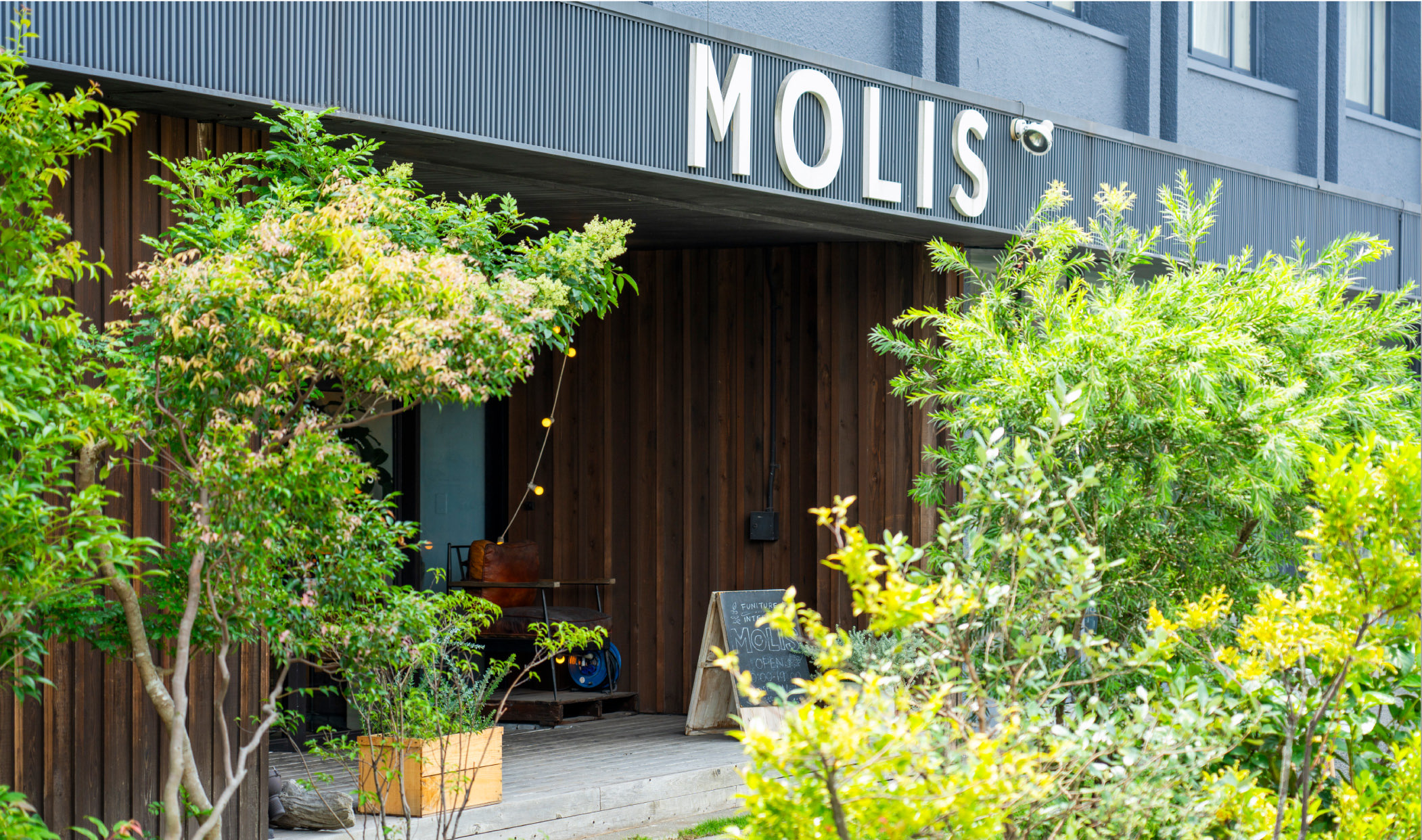 MOLISインテリアショップ徒歩4〜7分（約290〜550m）